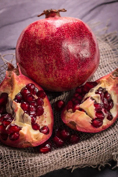 Bazı kırmızı sulu nar, bütün ve kırık, rustik ahşap tablo