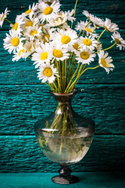 Papatya vintage ahşap masa üzerinde güzel buket