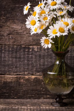 Papatya vintage ahşap masa üzerinde güzel buket