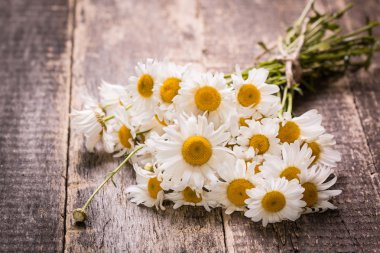 Papatya vintage ahşap masa üzerinde güzel buket