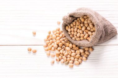 Soya fasulyesi, ahşap masa, diyet kavramı üzerinde sağlıklı gıda