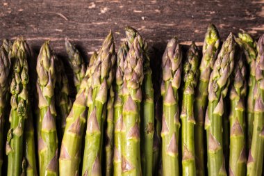 Ahşap masa, diyet kavramı üzerinde taze kuşkonmaz