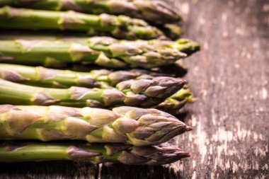 Ahşap masa, diyet kavramı üzerinde taze kuşkonmaz