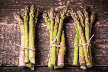Ahşap masa, diyet kavramı üzerinde taze kuşkonmaz