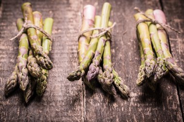 Ahşap masa, diyet kavramı üzerinde taze kuşkonmaz