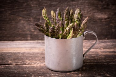 Ahşap masa, diyet kavramı üzerinde taze kuşkonmaz