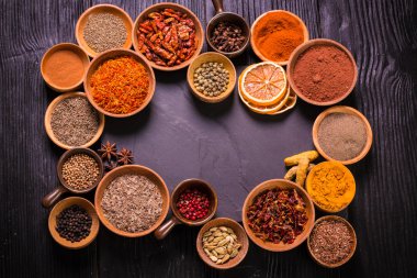 baharat ve otlar ahşap masa, tıbbi kavramı üzerinde