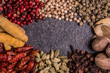 baharat ve otlar ahşap masa, tıbbi kavramı üzerinde