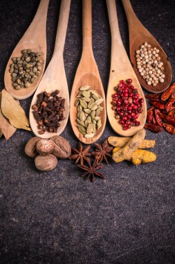 baharat ve otlar ahşap masa, tıbbi kavramı üzerinde