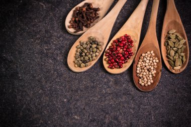 baharat ve otlar ahşap masa, tıbbi kavramı üzerinde