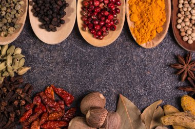 baharat ve otlar ahşap masa, tıbbi kavramı üzerinde