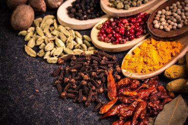 baharat ve otlar ahşap masa, tıbbi kavramı üzerinde