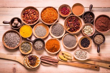 baharat ve otlar ahşap masa, tıbbi kavramı üzerinde