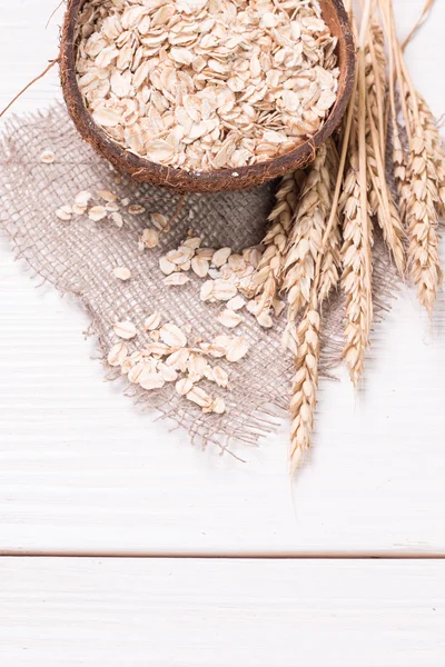 Fiocchi d'avena sul tavolo di legno. concetto di cibo sano . — Foto Stock