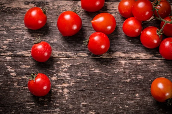 Čerstvá rajčata cherry na dřevěný stůl, dieta koncepce — Stock fotografie