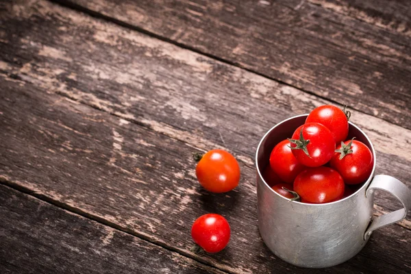 Čerstvá rajčata cherry na dřevěný stůl, dieta koncepce — Stock fotografie