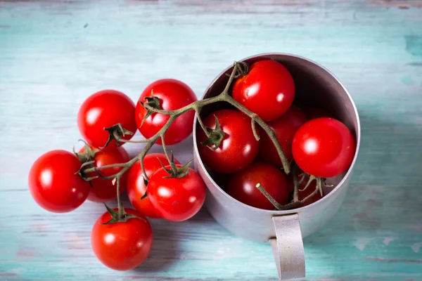 Čerstvá rajčata cherry na dřevěný stůl, dieta koncepce — Stock fotografie