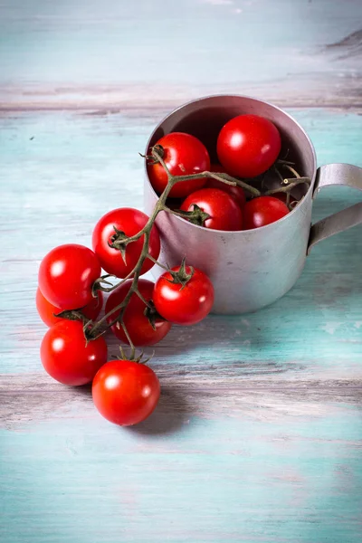 Čerstvá rajčata cherry na dřevěný stůl, dieta koncepce — Stock fotografie