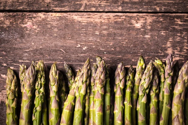 Ahşap masa, diyet kavramı üzerinde taze kuşkonmaz