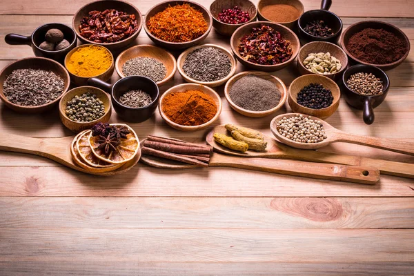 Spezie ed erbe su tavola di legno, concetto medicinale — Foto Stock
