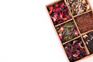 Kuru çay beyaz izole bir kutu içinde ürün yelpazesine