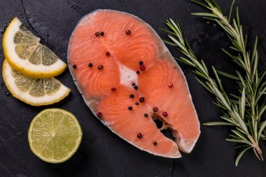 Çiğ somon fileto ve yemek, ahşap arka plan için malzemeler 