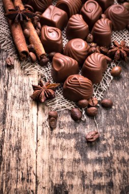 Ahşap arka plan üzerinde lezzetli çikolata şekerleme