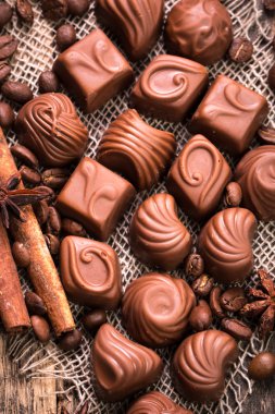 Ahşap arka plan üzerinde lezzetli çikolata şekerleme