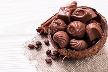 Ahşap arka plan üzerinde lezzetli çikolata şekerleme