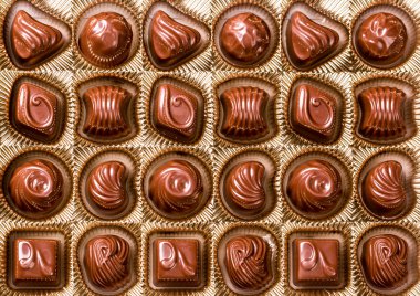 Ahşap arka plan üzerinde lezzetli çikolata şekerleme