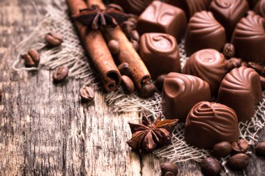 Ahşap arka plan üzerinde lezzetli çikolata şekerleme
