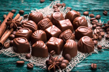 Ahşap arka plan üzerinde lezzetli çikolata şekerleme