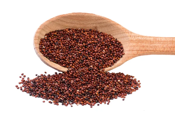 Κόκκινο σπόροι quinoa σχετικά με ένα ξύλινο κουτάλι απομονωμένες, υγιεινή διατροφή — Φωτογραφία Αρχείου