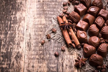 Ahşap arka plan üzerinde lezzetli çikolata şekerleme