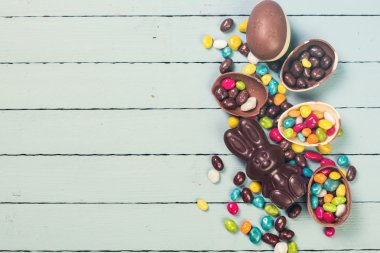 Çikolata Paskalya yumurtaları ve tavşan, ahşap arka plan üzerinde