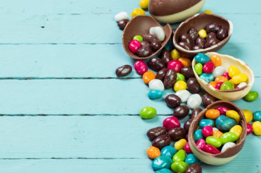 Çikolata Paskalya yumurtaları ve tavşan, ahşap arka plan üzerinde