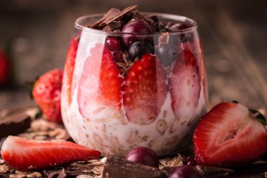 Ev yapımı granola ve yoğurt ahşap masa, sağlıklı gıda üzerinde kahvaltı parfe