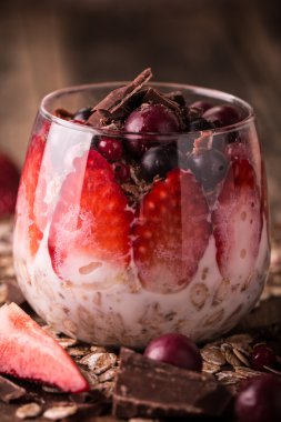 Ev yapımı granola ve yoğurt ahşap masa, sağlıklı gıda üzerinde kahvaltı parfe