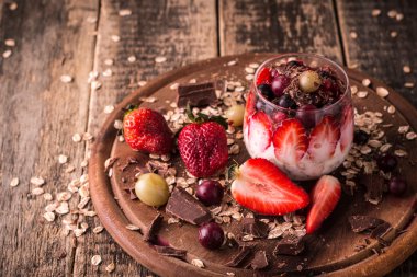 Ev yapımı granola ve yoğurt ahşap masa, sağlıklı gıda üzerinde kahvaltı parfe