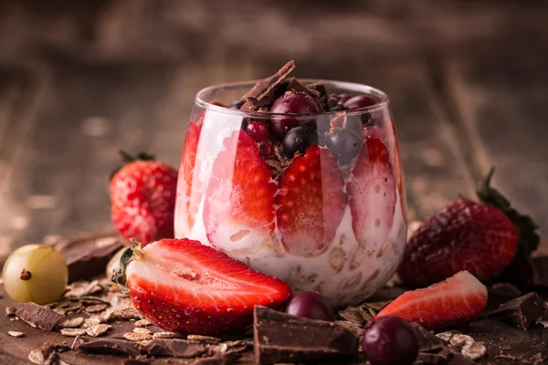 Colazione parfait con muesli fatti in casa e yogurt sulla tavola di legno, cibo sano — Foto Stock