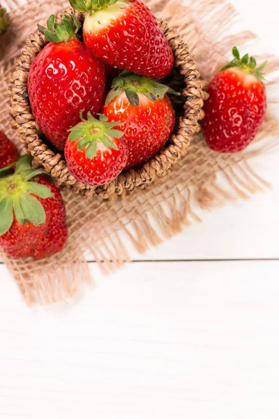 Fresas rojas maduras en mesa de madera, comida saludable — Foto de Stock