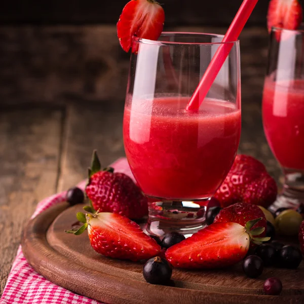 Стаканы свежего холодного смузи с фруктами и ягодами, на деревянном фоне, здоровый детоксикационный напиток — стоковое фото