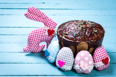 Paskalya kavramı renkli el yapımı yumurta ve ahşap masa tavşanı