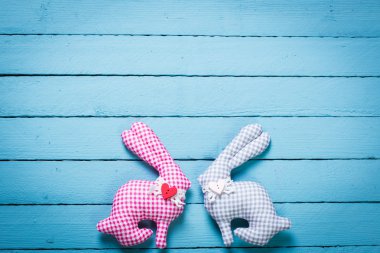 Paskalya kavramı renkli el yapımı yumurta ve ahşap masa tavşanı