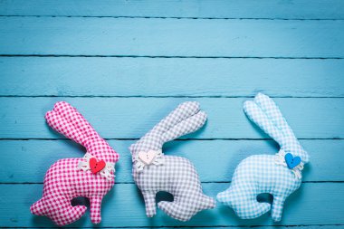 Paskalya kavramı renkli el yapımı yumurta ve ahşap masa tavşanı