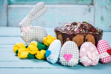 Paskalya kavramı renkli el yapımı yumurta ve ahşap masa tavşanı