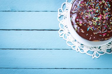 Paskalya kavramı renkli el yapımı yumurta ve ahşap masa tavşanı