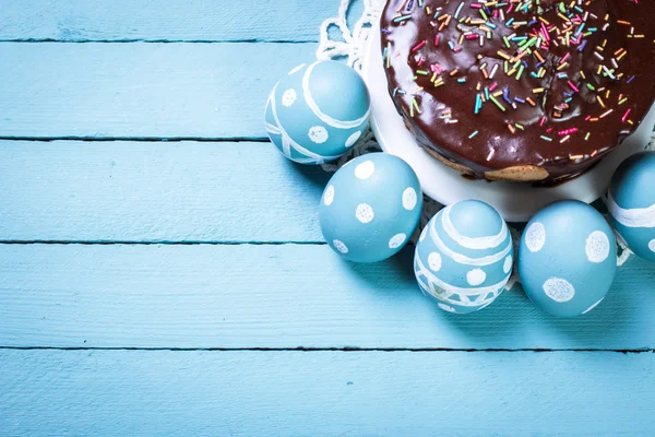Velikonoční koncept s barevnými ručně vejce a králíka na dřevěný stůl — Stock fotografie