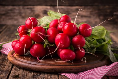 Vintage sepet arka planda turp sağlıklı sebze taze rustik hasat