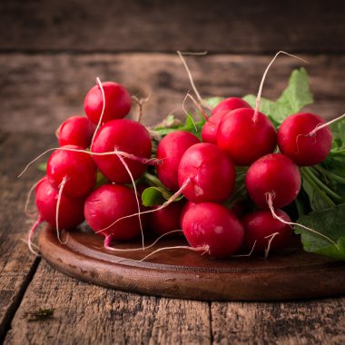 Vintage sepet arka planda turp sağlıklı sebze taze rustik hasat
